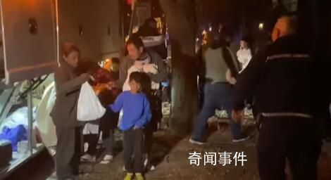 三輛大巴運(yùn)送移民至美副總統(tǒng)家門口 白宮抨擊危險(xiǎn)且可恥的表演