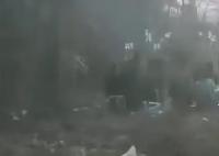 村民在煙霧繚繞的樹林里打吊瓶 近期生病的比較多鄉(xiāng)村診所容納能力有限