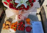江秋蓮去江歌墓前讀判決書 將判決書擺在了女兒的墓前