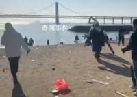 跨年夜后海灘留下滿地?zé)熁ɡ?200多米海岸線清理出上千斤垃圾