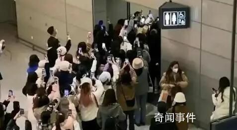 人民網(wǎng)評余景天粉絲接機制造擁堵 藝人不能置身事外