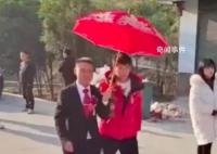 短發(fā)新娘不穿婚紗被誤認成伴郎 網(wǎng)友：這位新娘帥氣又可愛