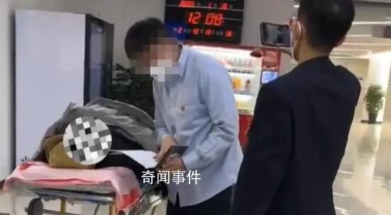 老人躺擔(dān)架床上辦賣房手續(xù)?官方回應(yīng)