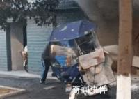 男孩逃出火場以為奶奶沒了跪地痛哭 后消防趕到將老人救出并將火撲滅