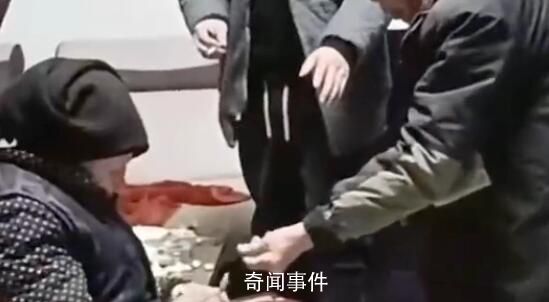 8旬老人給108歲媽媽磕頭要紅包  網友稱，太幸福了