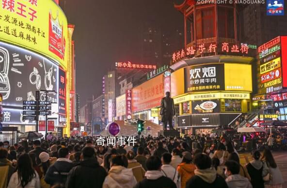 長沙游客吐槽網(wǎng)紅店排隊(duì)4538桌 一大波人山人海又來了