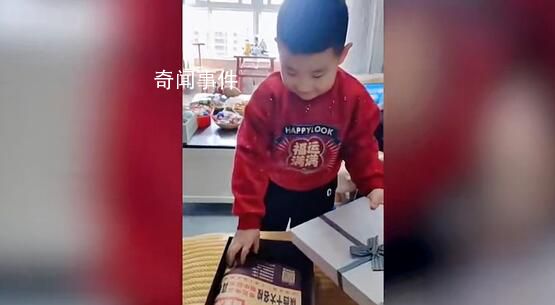 男孩打開新年禮盒發(fā)現(xiàn)是試卷后大哭 寒假作業(yè)還沒有寫完