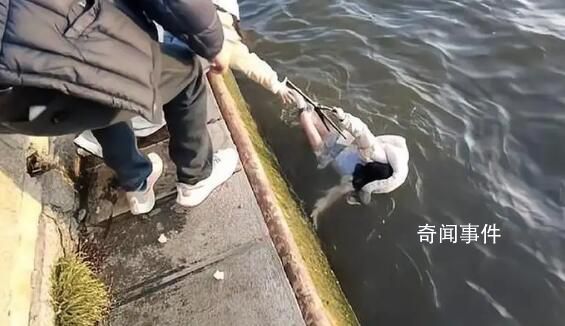 女子掉進洱海 男子以腿為梯救人