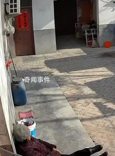 春節(jié)團聚后只剩奶奶獨坐院中 再見又是新的一年