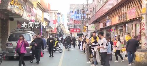 廣州“制衣村”再現(xiàn)招工潮 招工的人排著隊翹首等待打工人