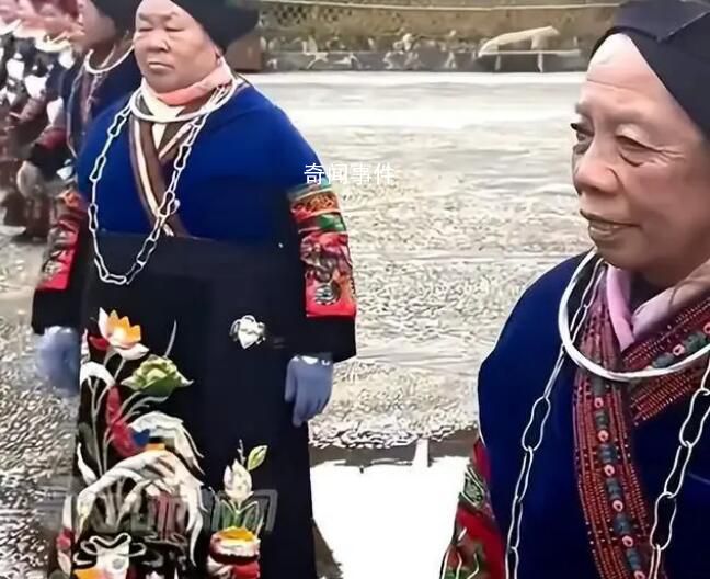 景區回應“苗寨跳舞的全是阿姨” 年輕人在中間敬酒