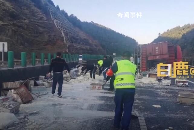 貨車側翻7噸臭豆腐橫撒高速 路面一片狼藉交通完全阻