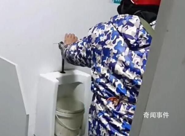 攤販在小便池接水泡發(fā)豆芽 有關(guān)部門已對(duì)攤販處以停業(yè)整頓一周的處理