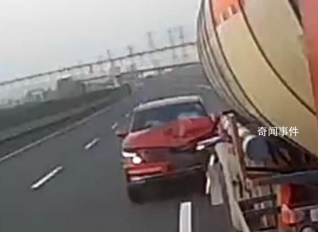 高速醒來車在冒煙無人駕駛 場面十分驚險