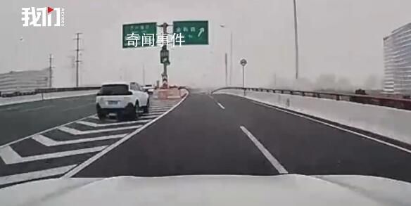 上海中環(huán)有車側翻起火 司機當場死亡