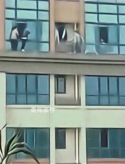 湖南3名小孩翻出29樓窗戶玩耍 實(shí)在是太危險(xiǎn)了