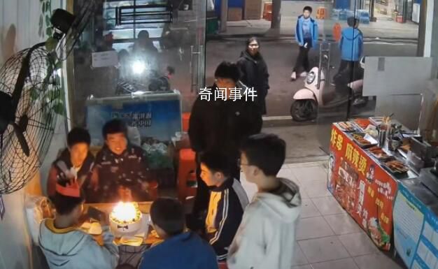 9名初中生花18元點(diǎn)18串里脊慶生 店老板主動(dòng)給他們關(guān)燈營(yíng)造氛圍