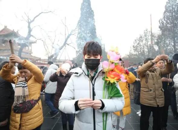 媒體評年輕人不上課不上進(jìn)只上香 將人生轉(zhuǎn)機(jī)寄托于超自然力量