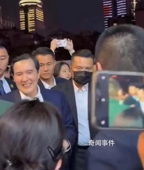 馬英九打卡長沙夜市 與老鄉(xiāng)熱情互動(dòng)