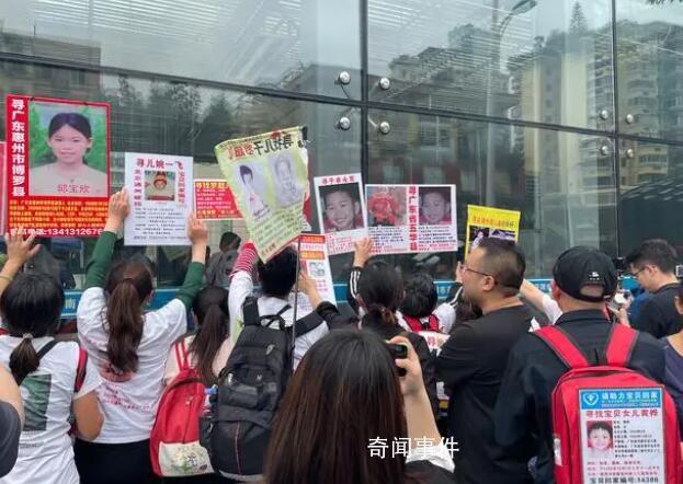 “蹭”孫海洋熱度的尋親家長(zhǎng)們 用盡力氣讓人看到哪怕只有一秒