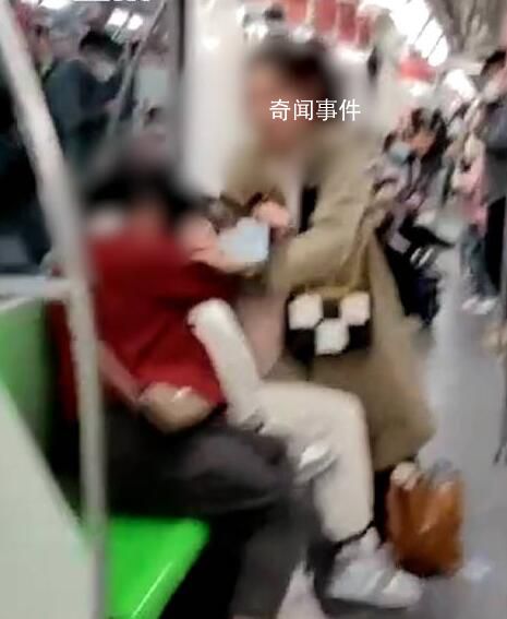 上海地鐵回應2女子車廂互薅頭發 可第一時間報警或聯系地鐵工作人員處理