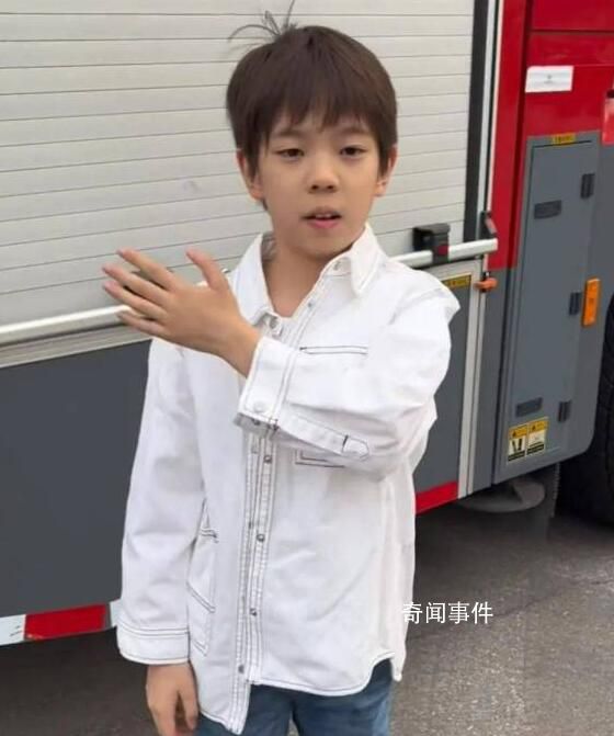 嗯哼近照疑腺樣體面容引網(wǎng)友擔心 動作和表情還有些呆滯