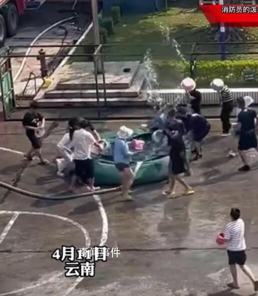 潑水節(jié)消防員騙路人取水被反包圍 路人們被潑了一個措手不及