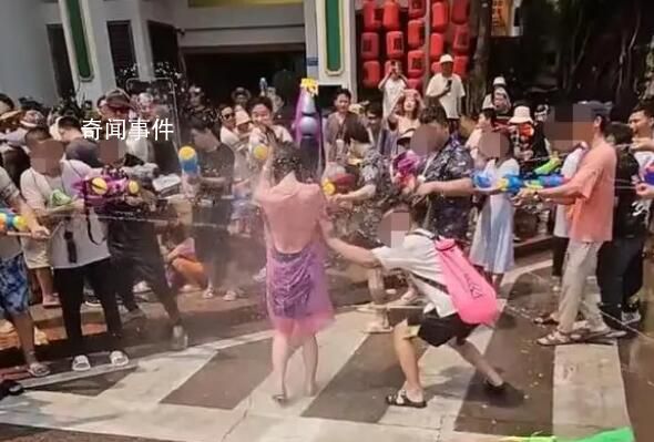 “潑水節(jié)被撕扯雨衣”女生:很崩潰