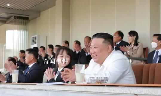 金正恩帶女兒看球,爺倆笑容燦爛