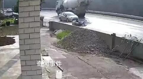 女子騎車遇沉降路段摔倒遭碾壓身亡 被認(rèn)定擔(dān)主責(zé)引發(fā)爭議