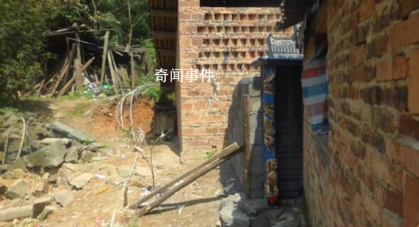 貴州一家被空墳"堵"門10年 這座墳想拆拆不了