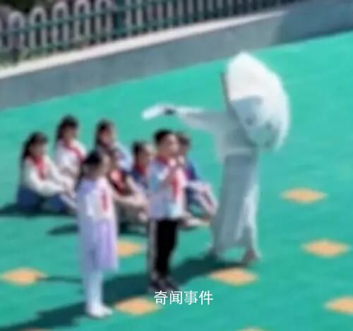 官方回應(yīng)學(xué)生暴曬排練老師怕曬打傘 稍后會去了解相關(guān)情況