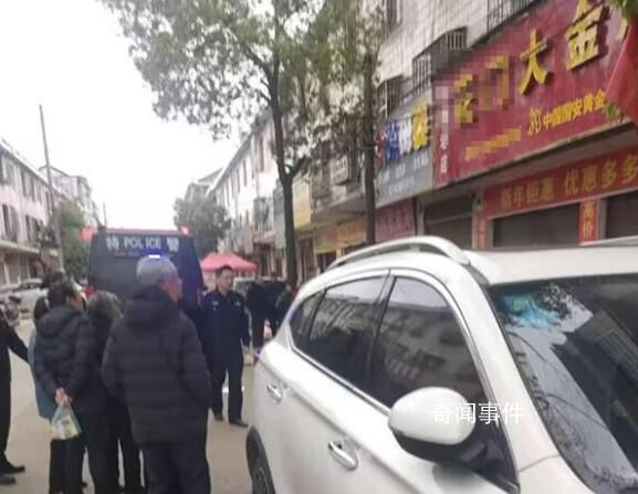 男子刺傷金店女老板后搶走黃金 嫌疑人作案前在店中潛伏數(shù)小時(shí)