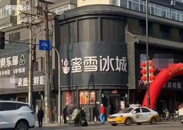 街道店鋪被統(tǒng)一規(guī)定黑底招牌 網(wǎng)友：有點(diǎn)膈應(yīng)
