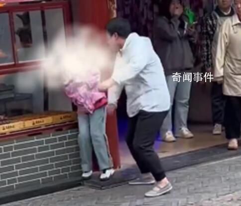 女子因排隊(duì)沖突猛扇對方孩子耳光 最后女子被警方帶走
