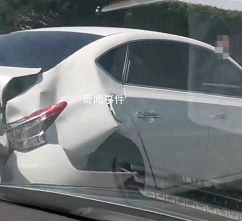 2車追尾灑落一地現(xiàn)金?目擊者:是冥幣