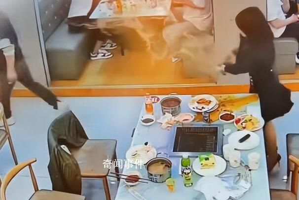 女子端火鍋潑向同桌男子殃及他人 引發(fā)了大量的討論