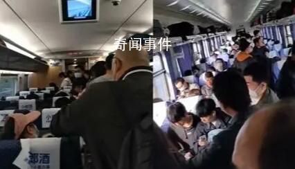 五一的無(wú)座真是站票 許多車廂過(guò)道站滿了人