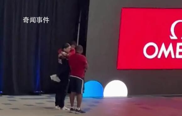 全紅嬋奪冠后被英國選手熊抱離場 被第三名的英國小姐姐直接抱走