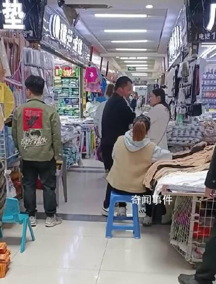 男子強(qiáng)拉老婆退掉幾十元衣服 叫你不要買那是我的錢