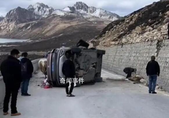 318川藏線巨石滾落砸爛一轎車 現場有人發(fā)出尖叫