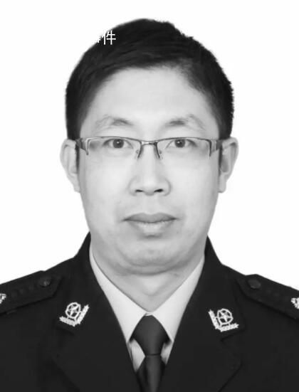 48歲交警被拖行700余米犧牲 致其嚴(yán)重受傷全力搶救無效