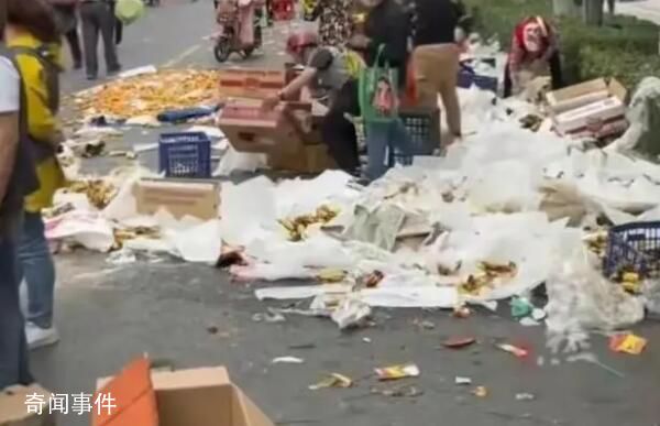 水果攤無人看守30箱香蕉被搶光 老板當時人不在雇了倆小伙幫忙賣