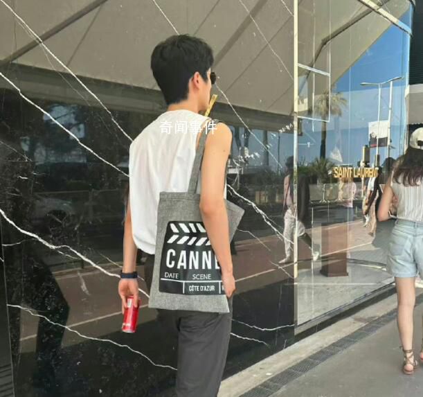 劉昊然戛納街頭白背心 引發了不少網友的熱議