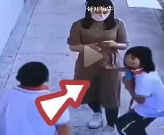 女生玩耍誤碰老師被腳踢揪進(jìn)教室 網(wǎng)友：教師素養(yǎng)令人擔(dān)憂素質(zhì)堪憂