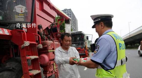鄭州對誤入市區(qū)收割機一律不處罰 警車開道為小麥收割機駕駛員引路