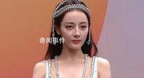 迪麗熱巴時尚芭莎人魚裙 頭飾與禮服上的水鉆相映成趣