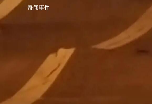 官方通報(bào)天津一小區(qū)部分住戶撤離 地面發(fā)生波浪狀凸起路面脹開