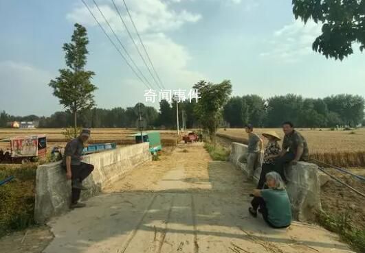 安徽村民攔下赴河南收割機就地作業(yè) 高速路口設置農機跨區(qū)作業(yè)接待站點