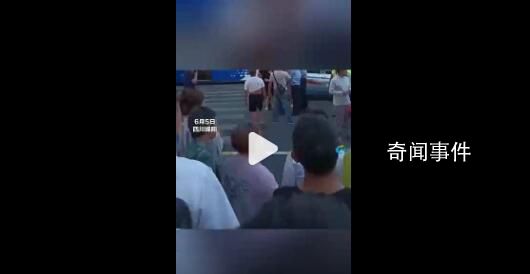 大爺公交車上強吻女孩被圍堵 系精神病患者